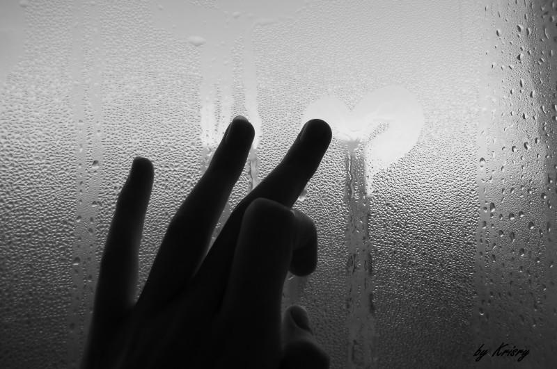 Я стекло отогрею от инея..