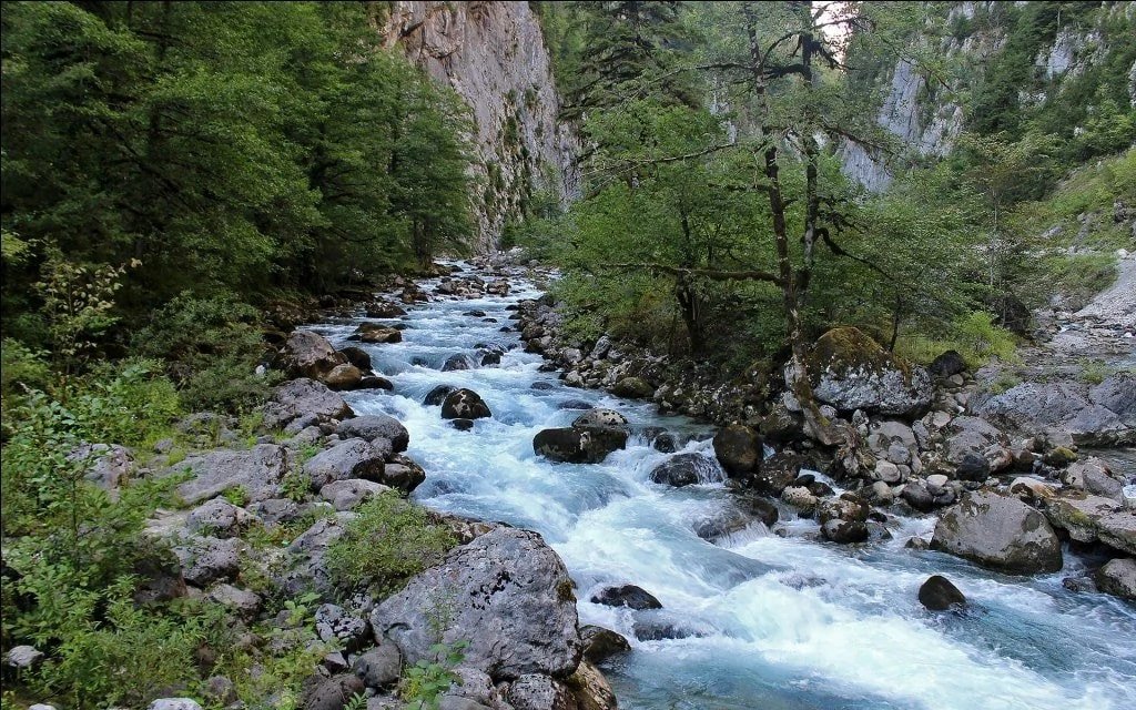 Камни острые