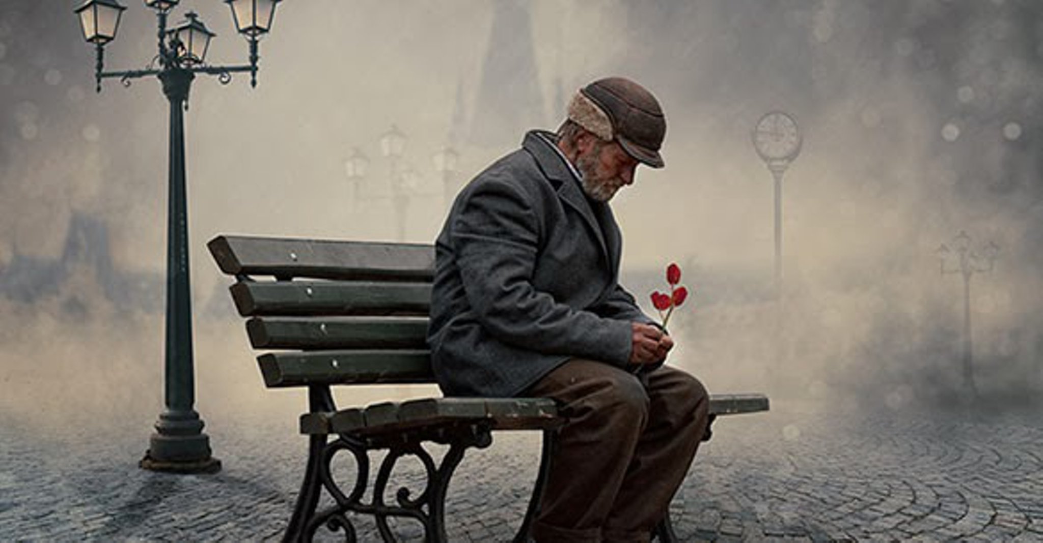 Размышляю о прошлом. Одинокий старик. Старик на скамейке. Грустный старик. Одинокий человек на скамейке.
