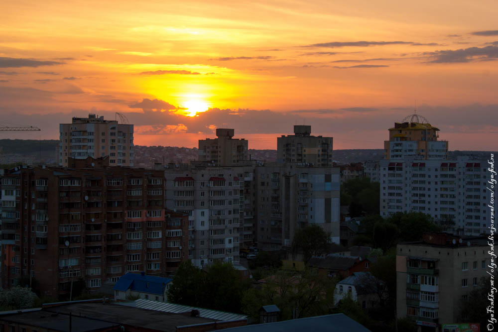 В горизонте яркий свет