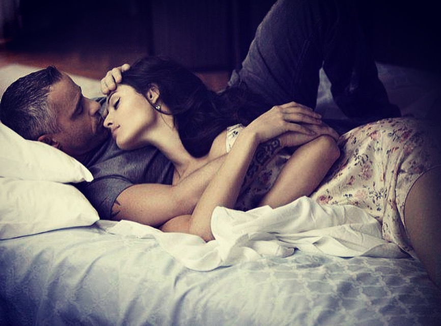 мы сделаем это вдвоем читать полностью. мы сделаем это вдвоем читать полностью. две женщины один мужчина. мужчина и женщина занимаются любовью. объятия в кровати.