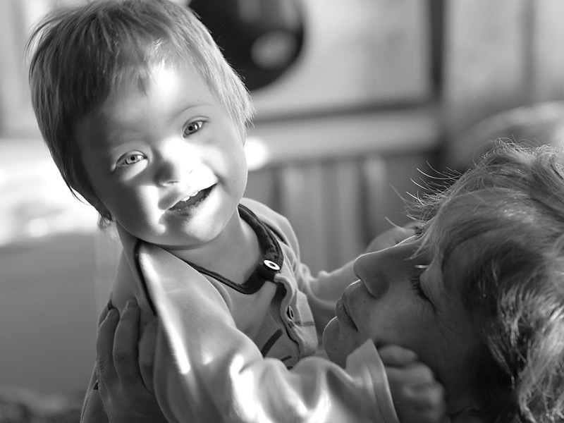 группа детей даунов. родился особый ребенок. солнечные дети новорожденные. фото мир особого ребенка. особенные дети.