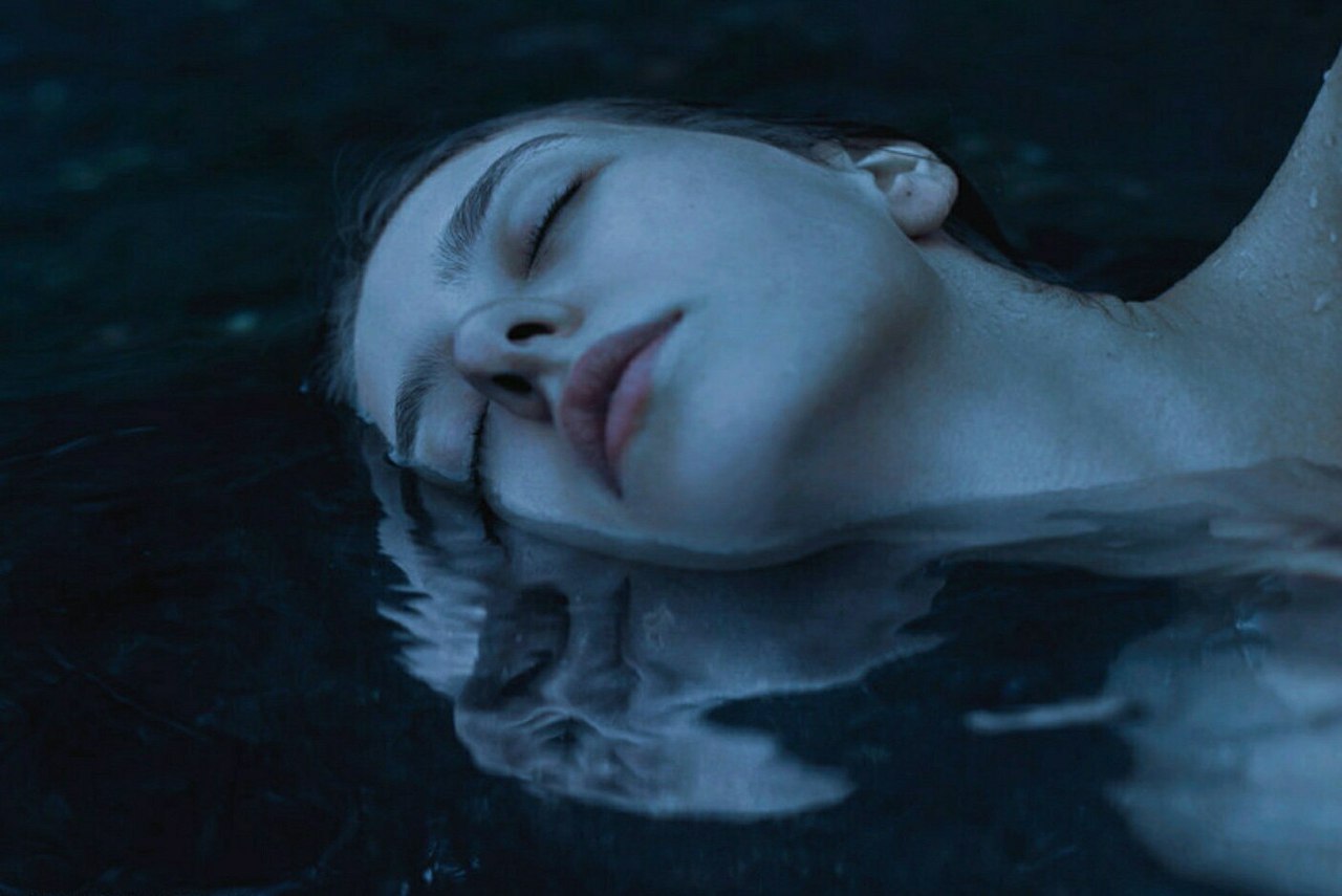Утопленник во сне. Девушка в воде Эстетика. Девушка в воде. Девушка в водеээстетика. Лицо под водой.