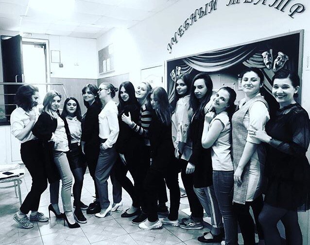 Дверь изнутри и дальше от себя...