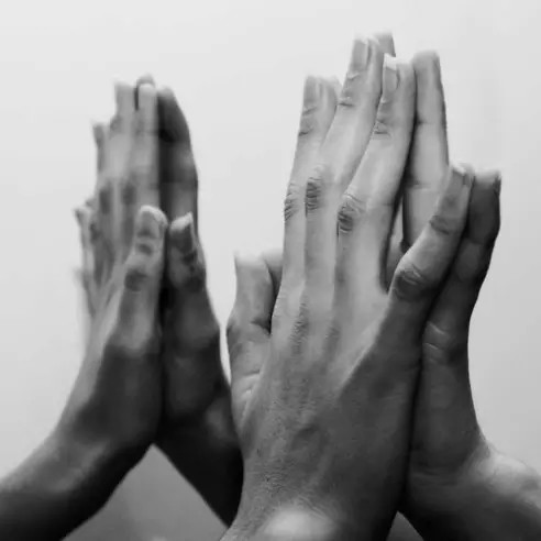 Руками прикоснись к рукам...