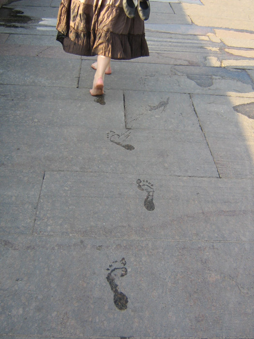 Дорожка следов на песке. Оставляя следы на асфальте шла. Оставляя следы на асфальте шла. Следы на асфальте реклама. Фотосъемка следов ног.