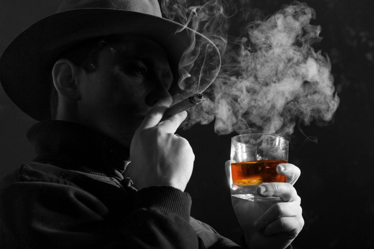 Француз дым. Человек с сигарой. Парень с сигарой. Парень с сигарой и виски. Мужчина в шляпе с сигаретой.