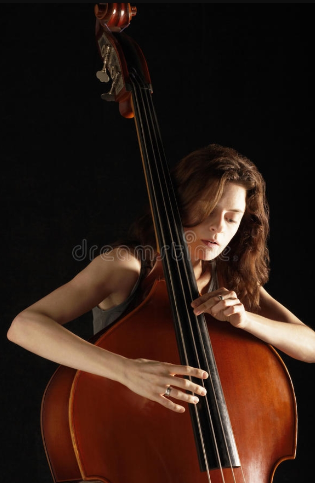 Девушка с контрабасом