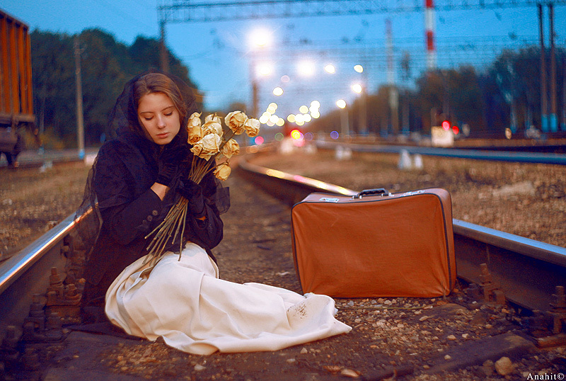 Девушка на вокзале с чемоданом. Цитаты про ушедшую любовь. Цитаты про ушедшую любовь. Девушка опоздала на поезд. Когда подруга уезжает в другой город.