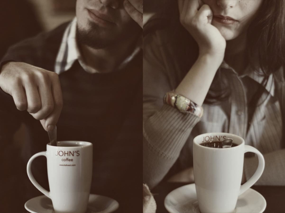 Ты пьешь кофе сладкий. Кофе на двоих. Пить кофе. Остывший кофе. Кофе вечер ты и я жаль.