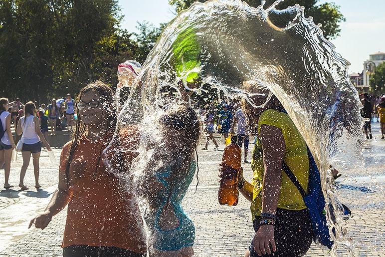 лето жара. жаркое лето. жара в волгограде 2022. жара в россии. жара фонтан.