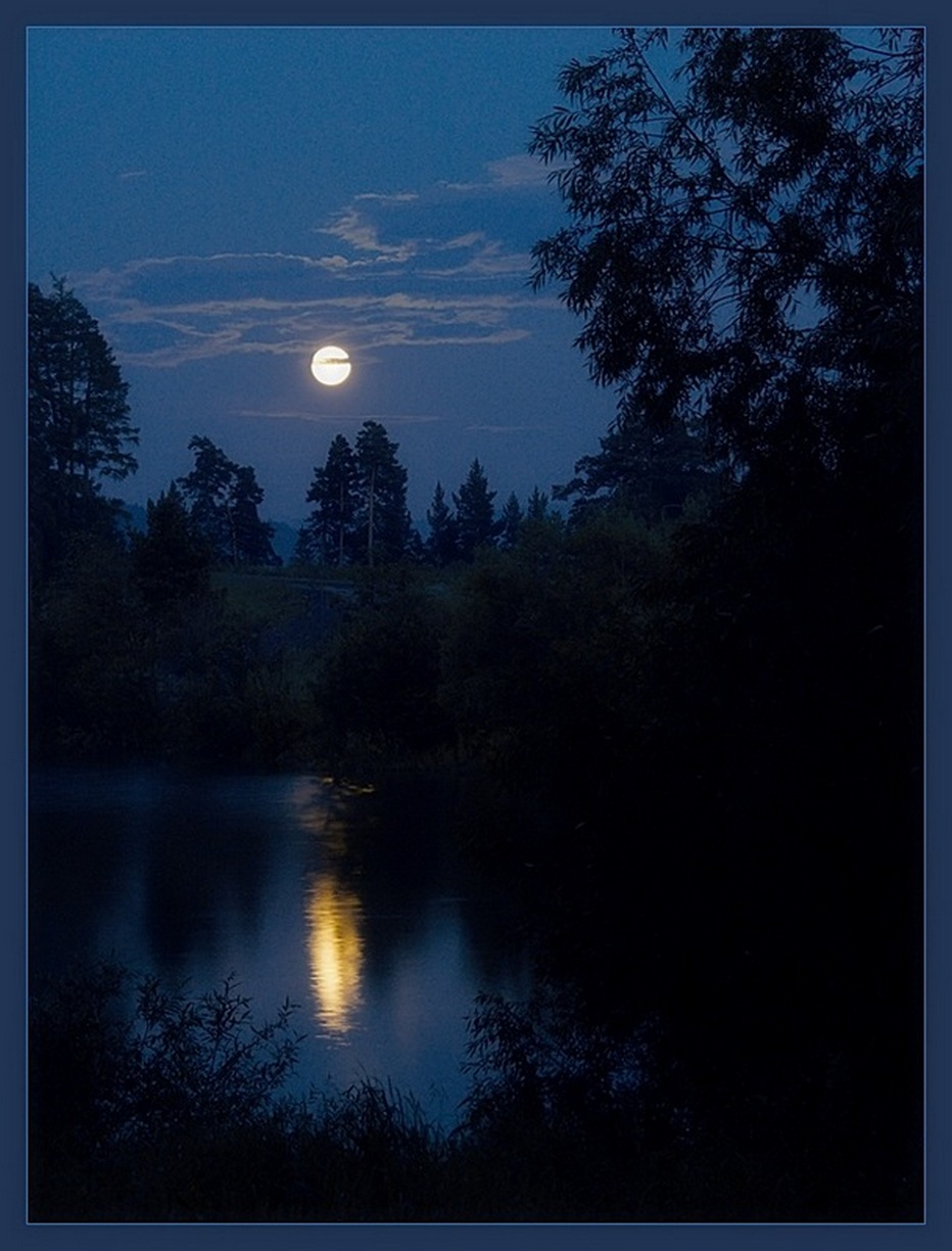 Ю в поздним вечером. Летняя ночь. Луна над озером. Ночной пейзаж. Красивые ночные пейзажи.