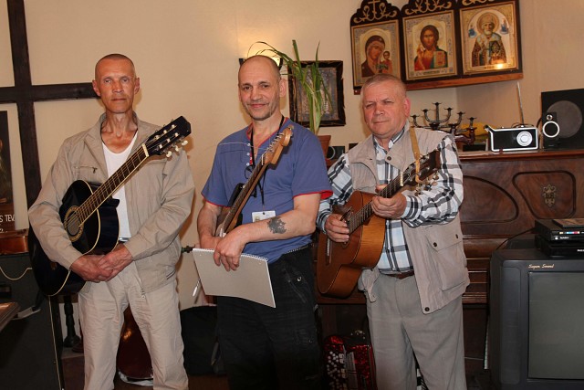 И день за звуками бежит...