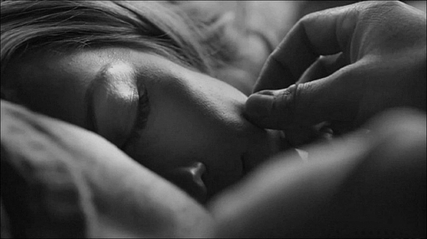 Поцеловать человека во сне. Нежное прикосновенье. Нежные прикосновения к мужчине. Нежность в постели. Самые нежные прикосновения.