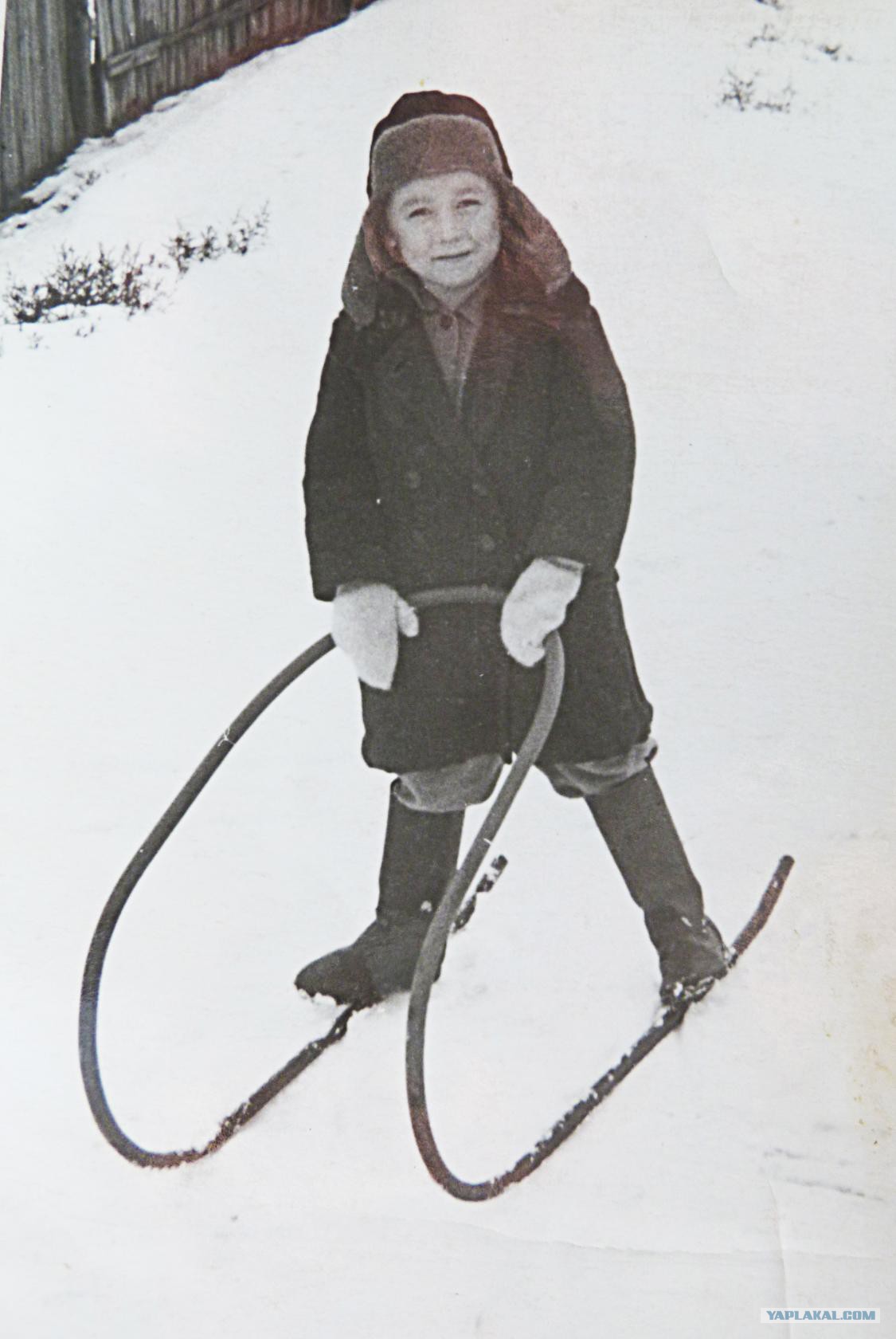 Подросток погиб, врезавшись в дерево на санках - МК