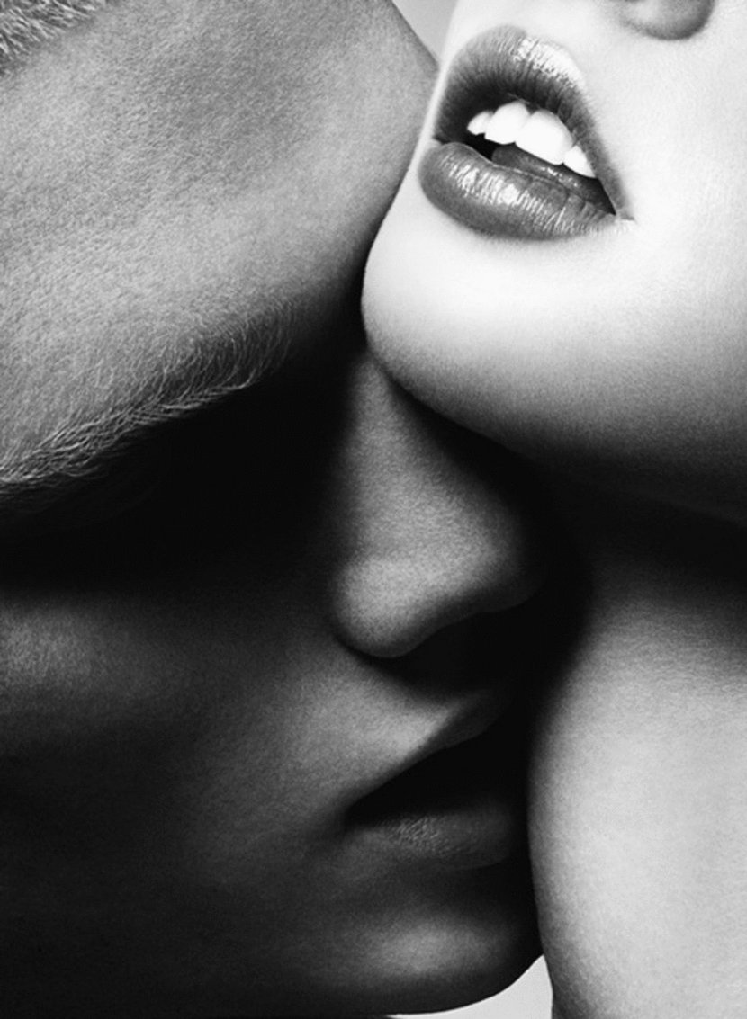 Девушки целуются грудью. Страстный поцелуй. Нежный поцелуй. Чувственные губы. Чувственные губы женщины.