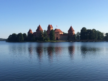 Над старым замком плыл туман