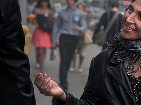 В склепе Лукавый обман хоронил...