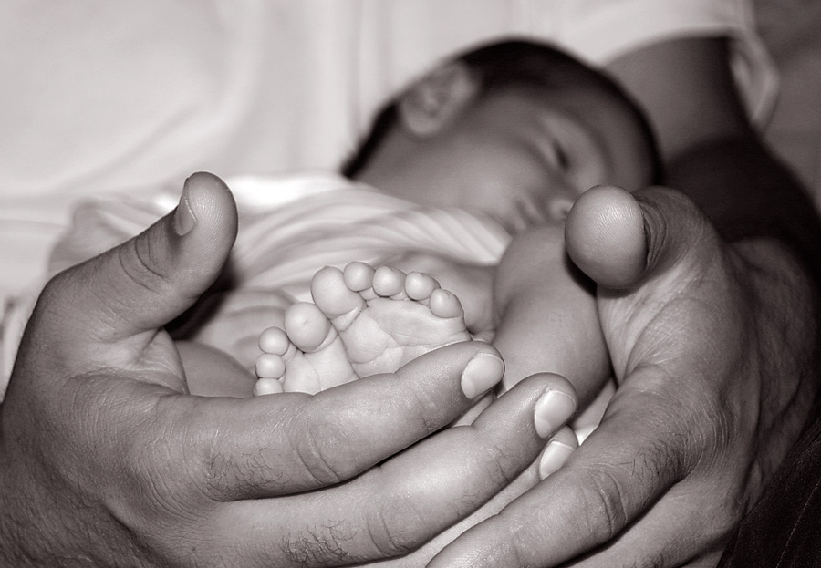 Новорожденный без мамы. Фотосессия младенцев. Фотосессия с новорожденным. Младенец на руках. Папа с новорожденными.