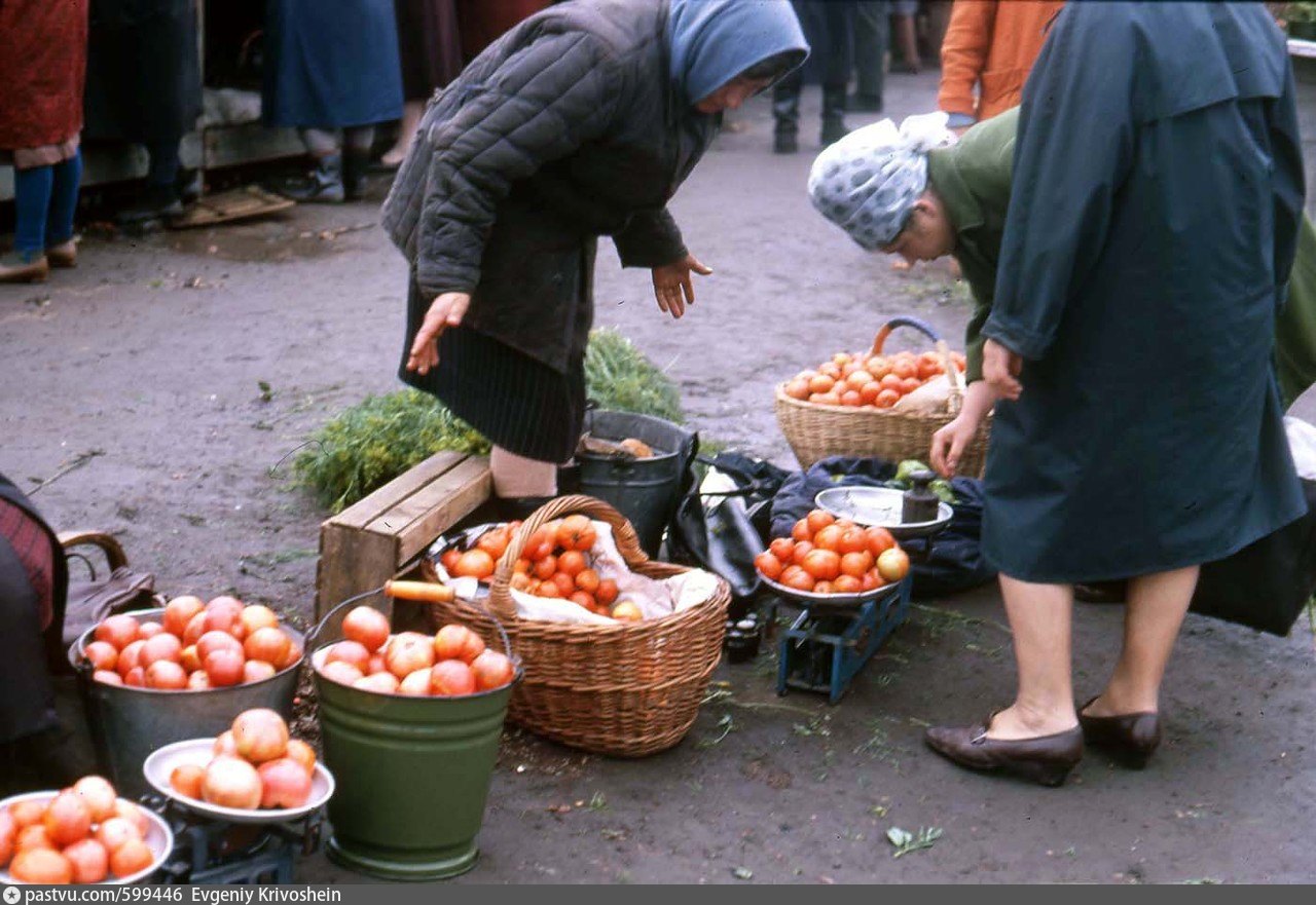 уличная торговля. предприниматель на рынке. рынок в россии. на рынке в первую очередь.