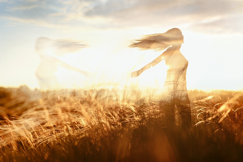Народ навстречу. Свобода поле. Девушка в поле на ветру. Девушка в поле солнце. Солнце свободы.