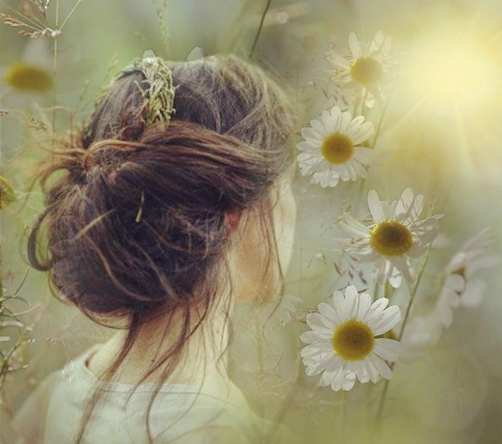 лукавый май. девушка сидит в лучах солнца. девушка лето. весенняя фотосессия. нежность таинственность.