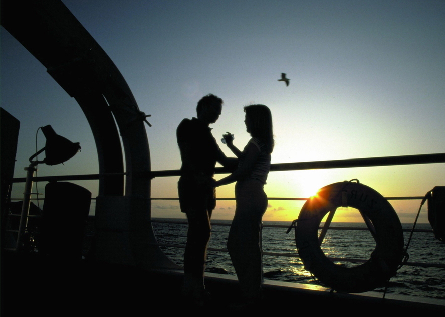 Пароход любовь. Влюбленные на корабле. Влюблённая пара на корабле. Мужчина и женщина на корабле. Влюбленные на теплоходе.