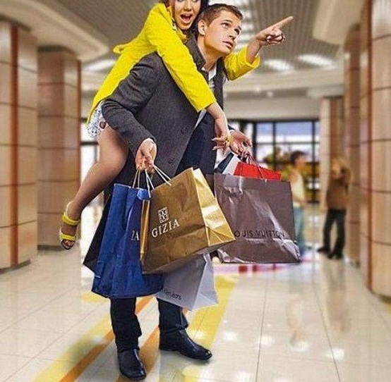 Муж за супругой рысцой семенил...