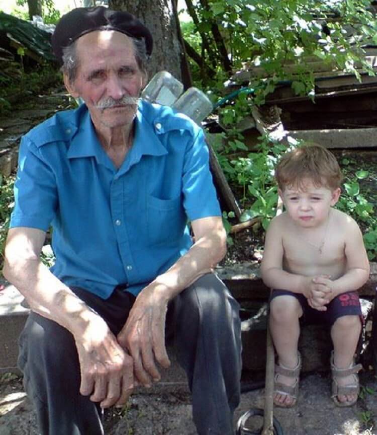 Дед заметить. Дедушка с внуком в деревне. Дедушка в огороде. На деревню к дедушке. Дед с внуками в деревне.