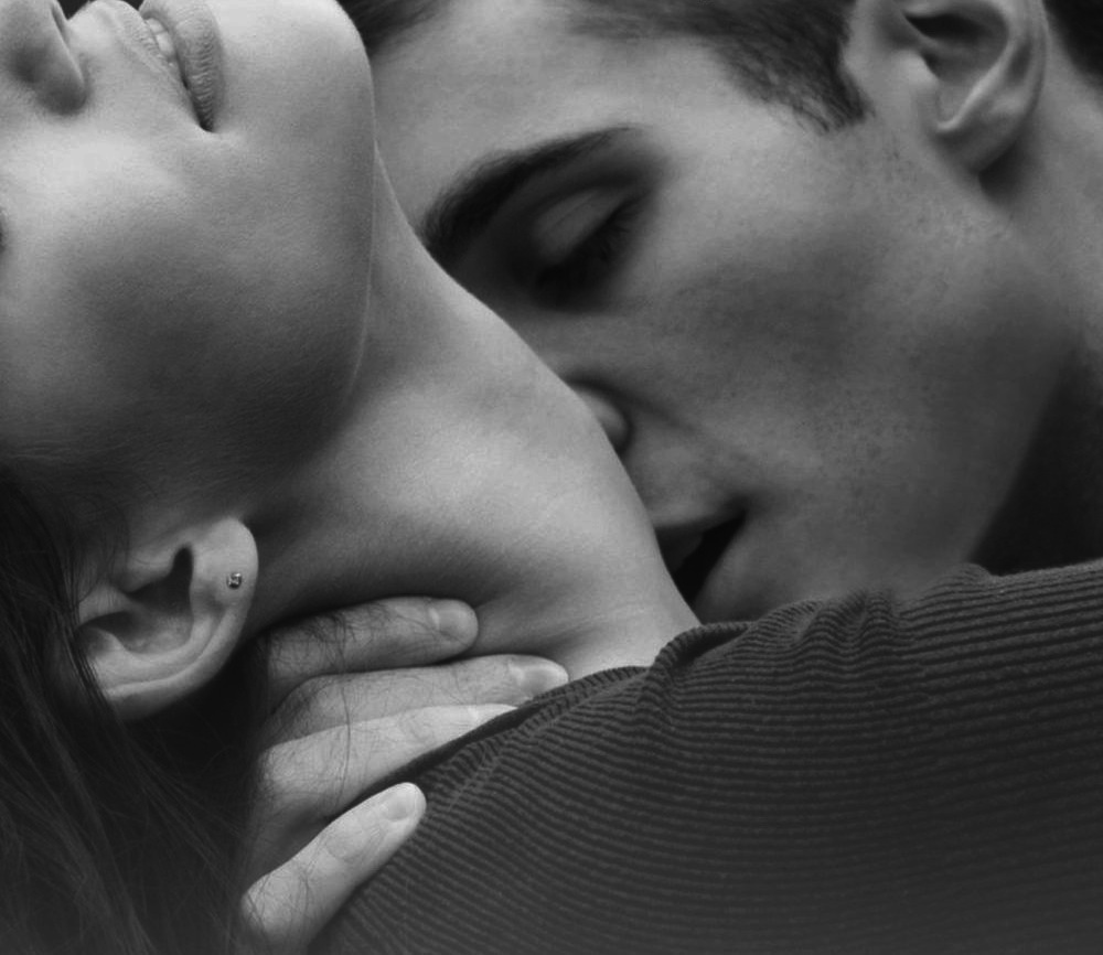 Мужчина страстно ласкает. Страстный поцелуй. Поцелуй в шею. Целует в шею. Нежный поцелуй.