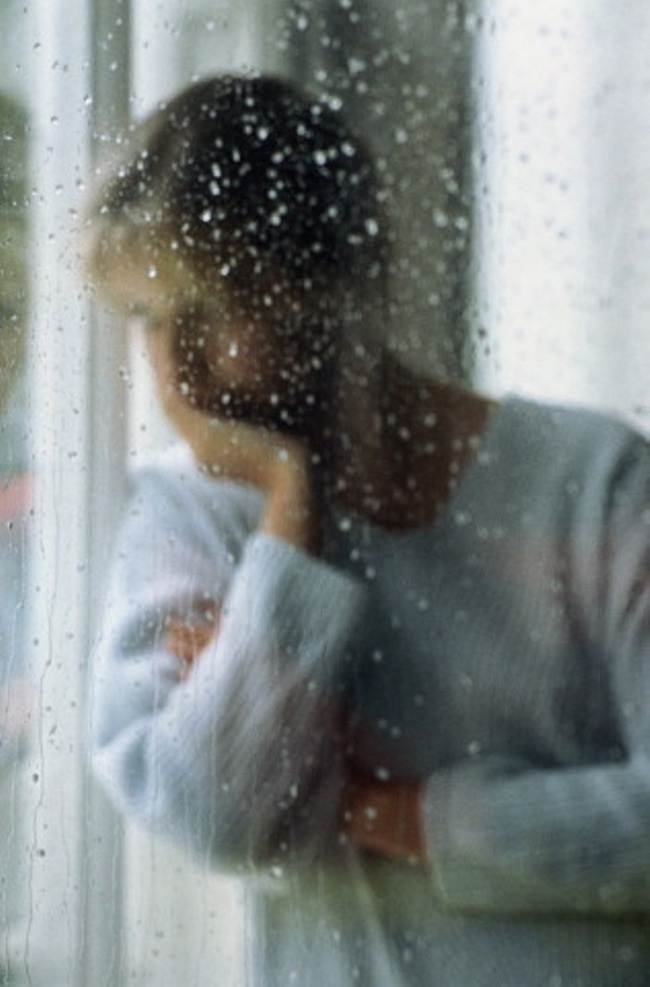женщина в окне. лицо за стеклом. мужчина грустит у окна. человек дождя смотреть. посмотри в окно дождь.