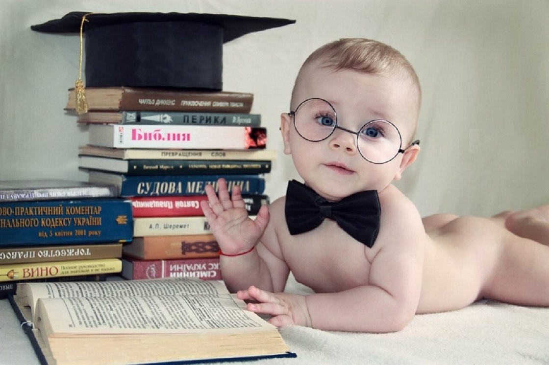Хочу от вас ребенка читать. Книжки для малышей. Умный ребенок. Книги для детей. Младенец с книгой.