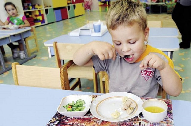 Что едят в садике. Дети завтракают в детском саду. Дети кушают в детском саду. Малыши кушают в детском саду. Ребенок завтракает в саду.
