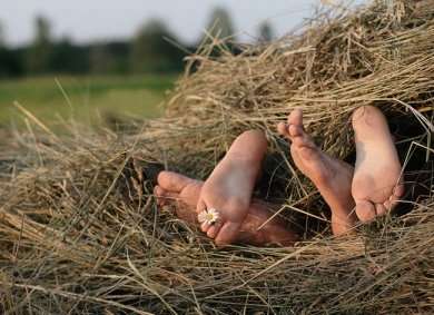 Сельчане, парень с девушкой