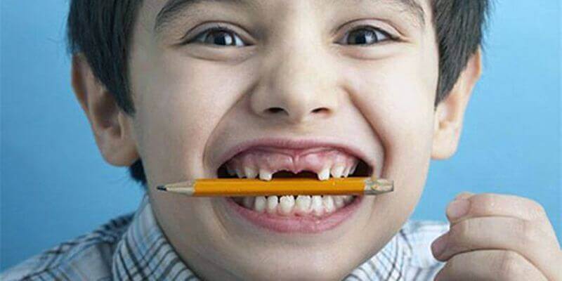 14 февраля арт палочка во рту. ручка рот. ручка во рту. рот карандашом. грызть карандаш.