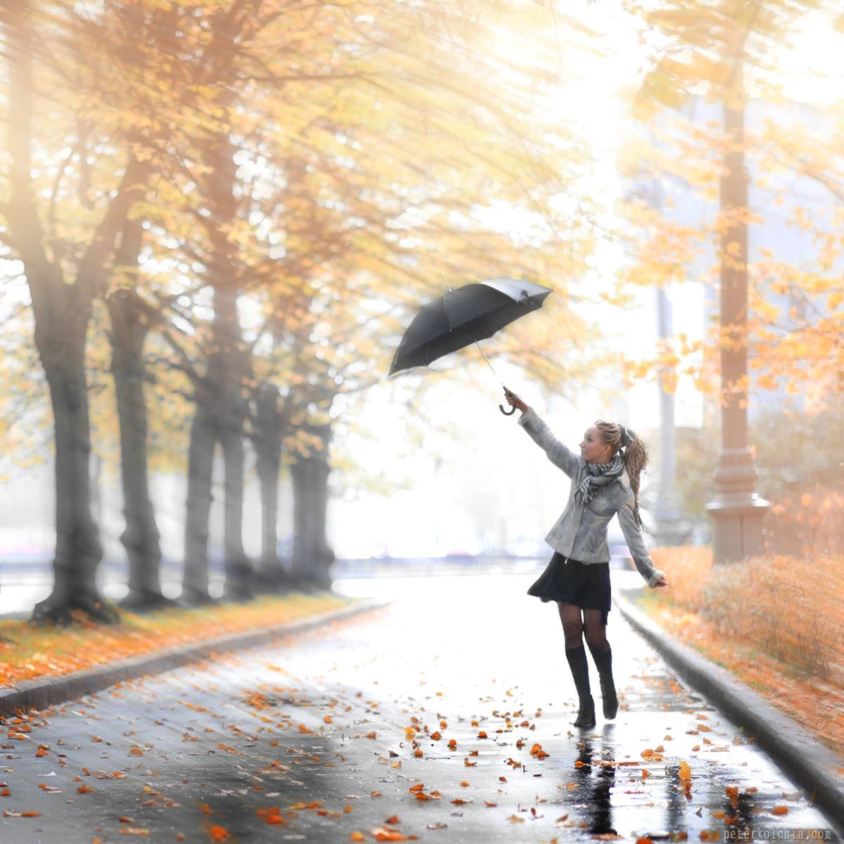 Песня осенью дождливый серый день. Девушка на осенней дороге. Девушка с зонтом. Пейзаж девушка с зонтом. Осенний пейзаж девушка с зонтиком.