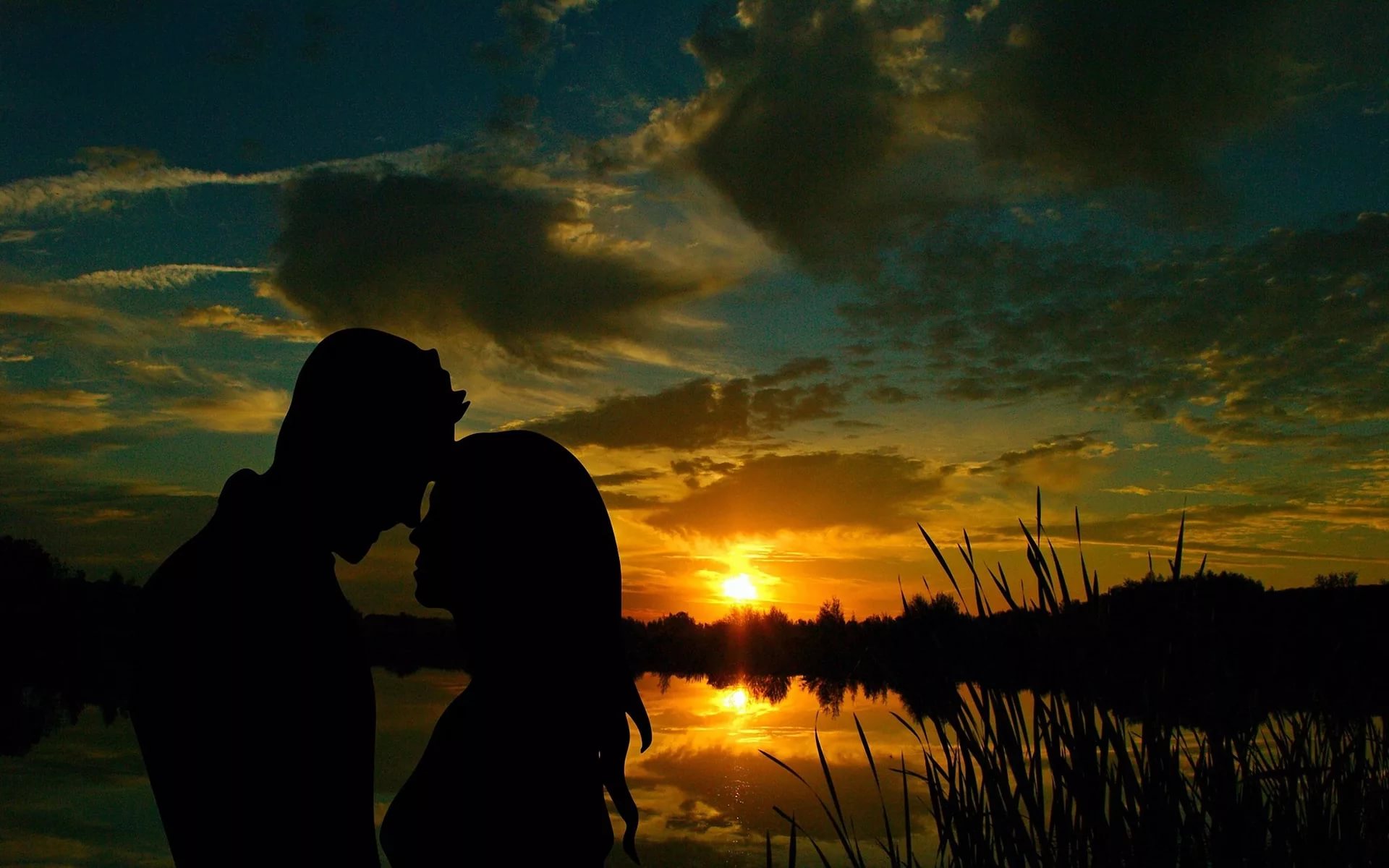 Двое играли в любовь пока. Двое у реки. Рассвет с любимым. Пейзаж любви. Романтичный пейзаж.