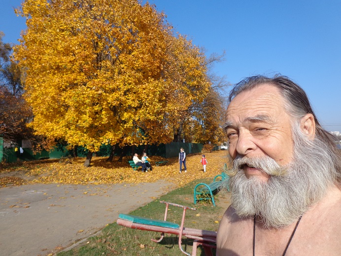 Как ты, клён, распетушился!