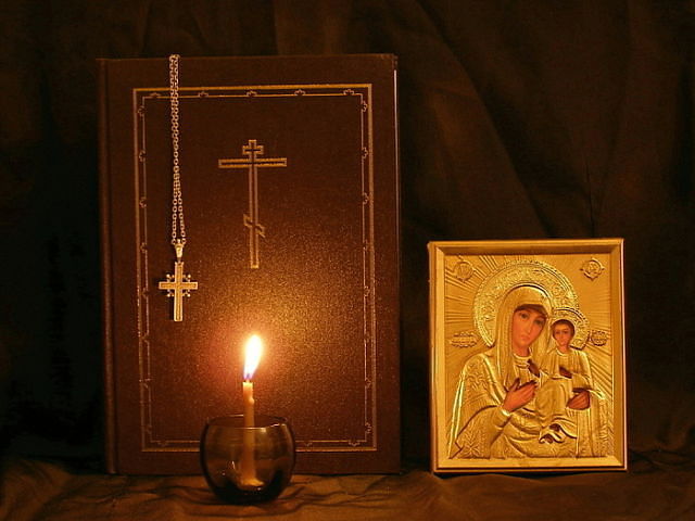 На ощупь, жизнь - лампадкой тлеет...