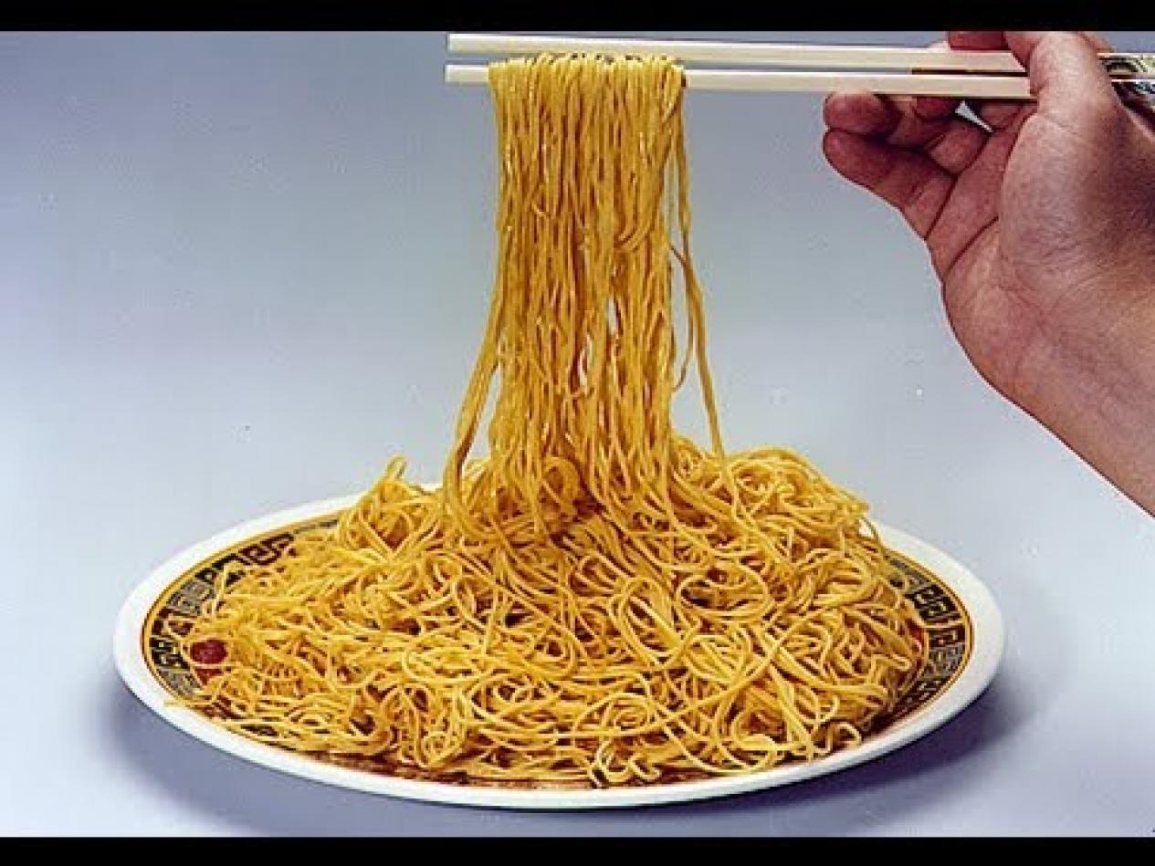 День рождения лапши. Лапша. Японские макароны. Длинная китайская лапша. Длинные спагетти.