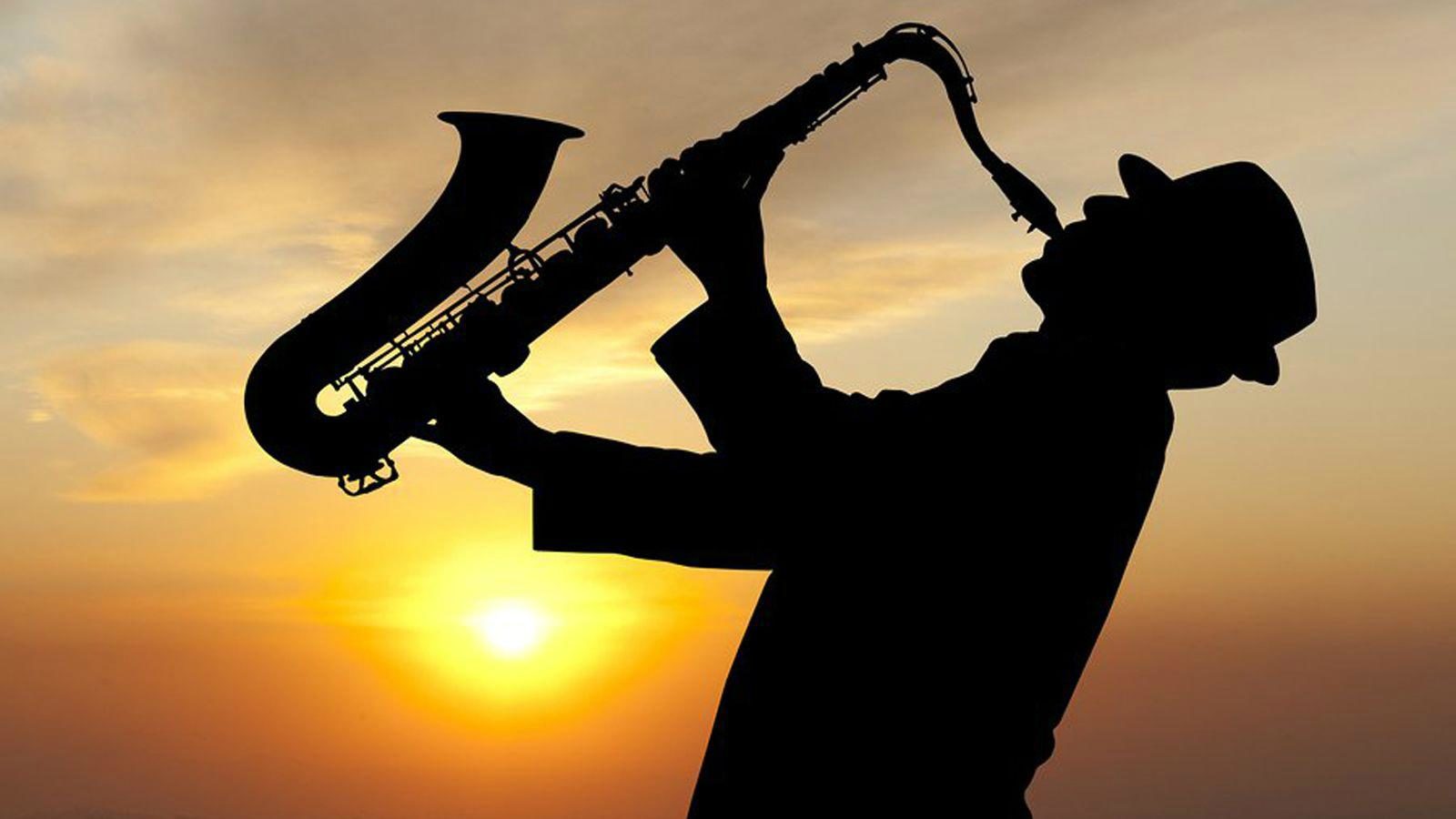 Саксофон 5. Саксофон и музыкант. Саксофон джаз. Мужчина с саксофоном. Мужчина играющий на саксофоне.