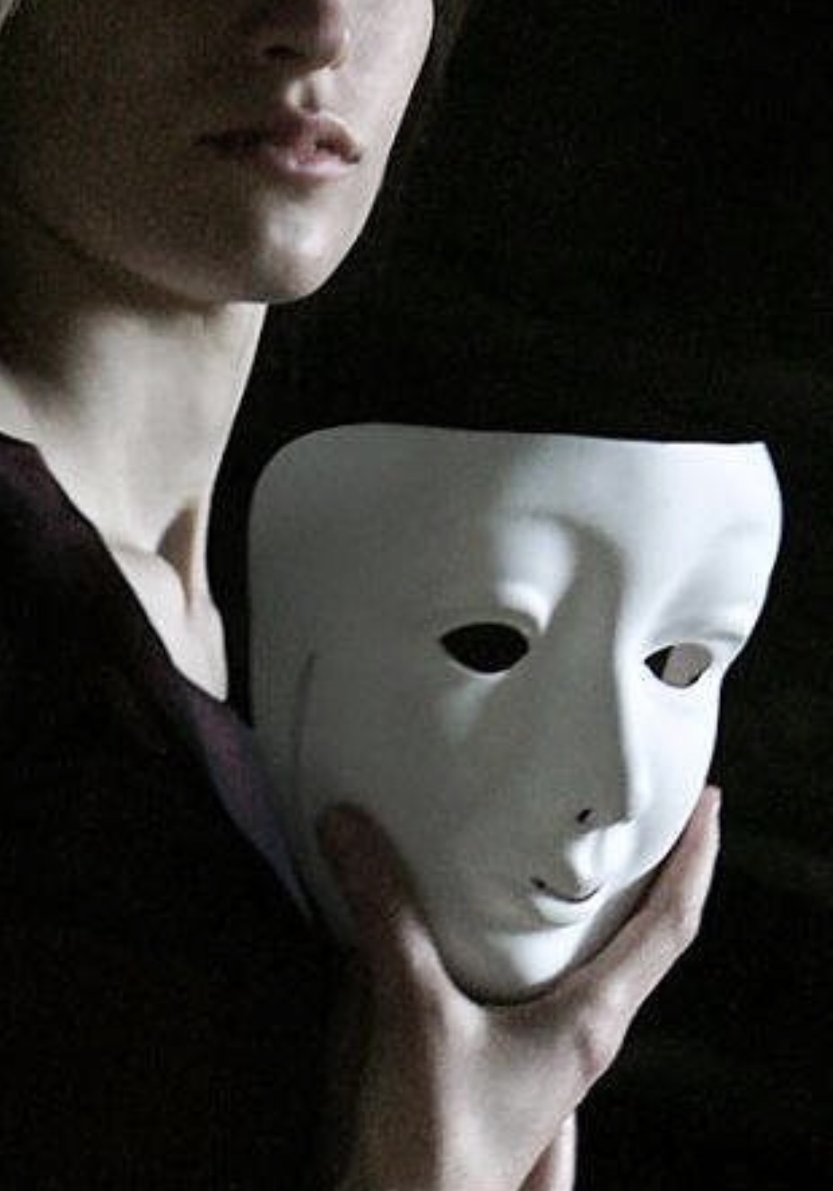 Они сняли маски. Человек в маске. Лицо под маской. Человек в театральной маске. Человек надевает маску.