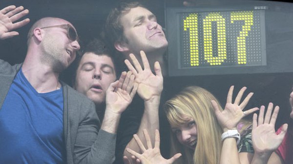 Заунывно щебечут клаксоны