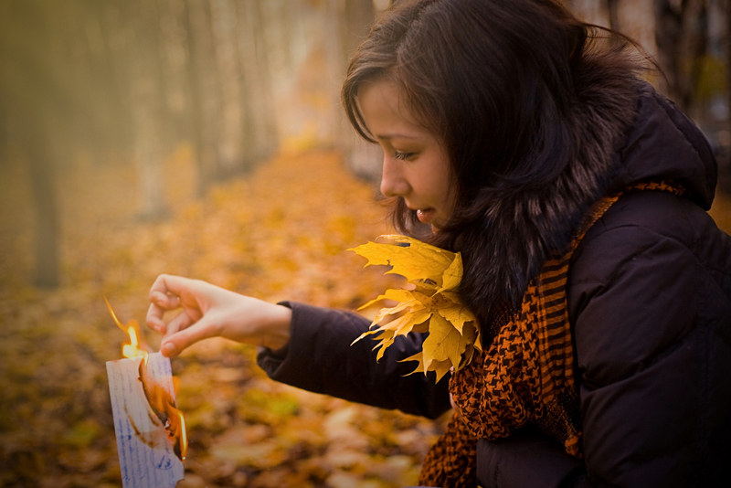 Главная роль осень. Фотосессия осенью идеи. Девушка и желтые листья. Осенние послание. Осень задумчивость.