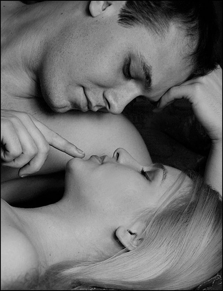 Поцеловать человека во сне. Страстный поцелуй. Нежный страстный поцелуй. Ночной поцелуй. В нежных объятьях.