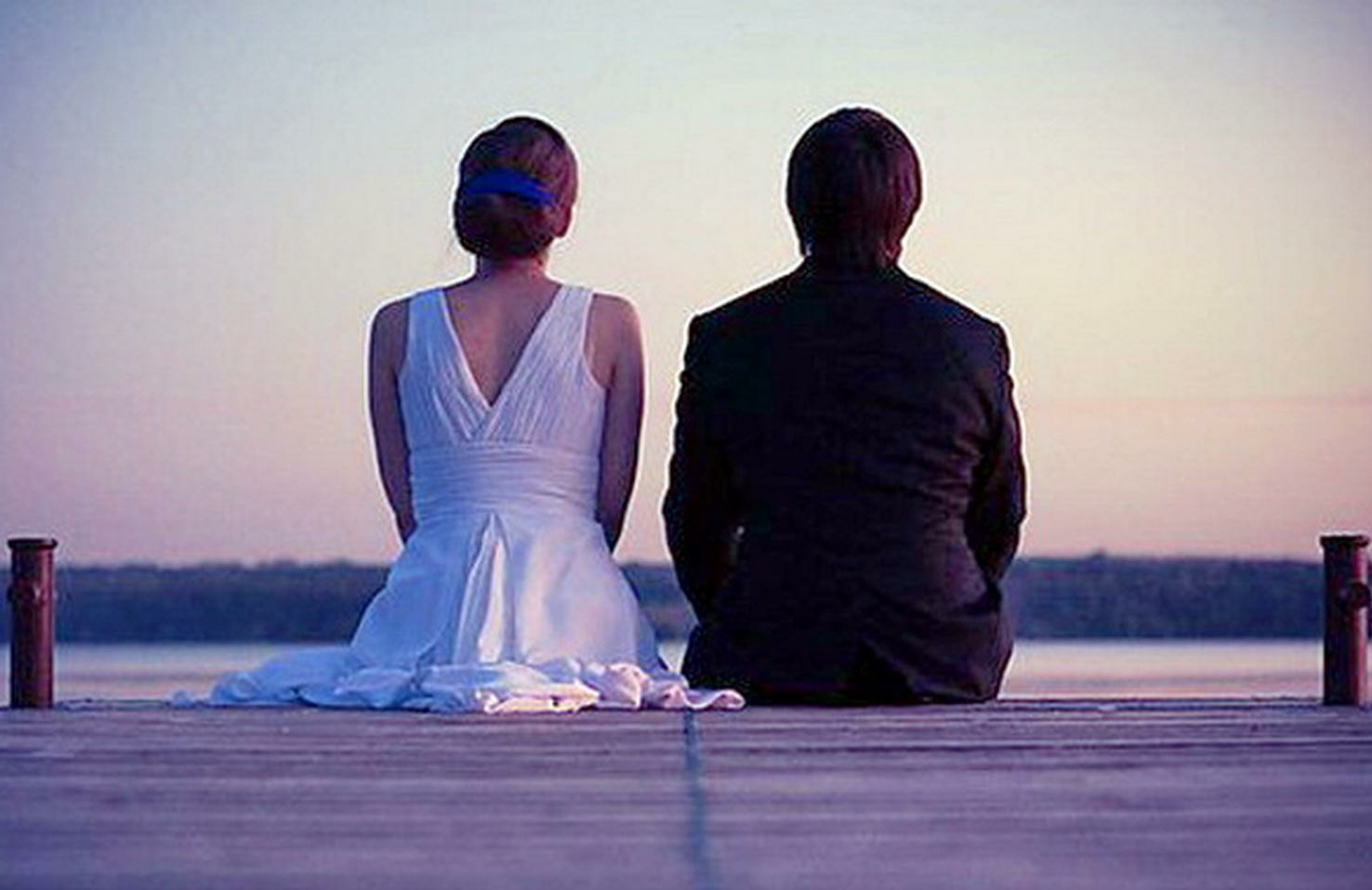 Души могут быть вместе. Спина к спине. Одиночество вместе. Спиной друг к другу. Мужчина и женщина сидят рядом.