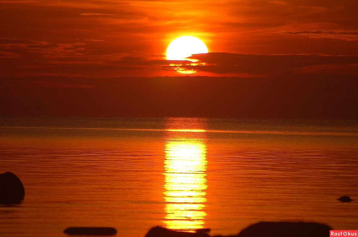 Утомлённое солнце день целовало