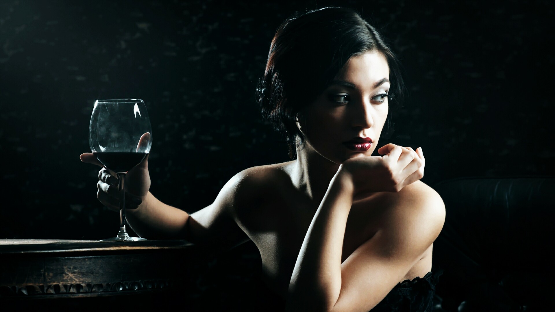 Вино помогает забыться. Девушка с бокалом вина. Девушка в фужере. Девушка с вином. Фотосессия с бокалом вина.