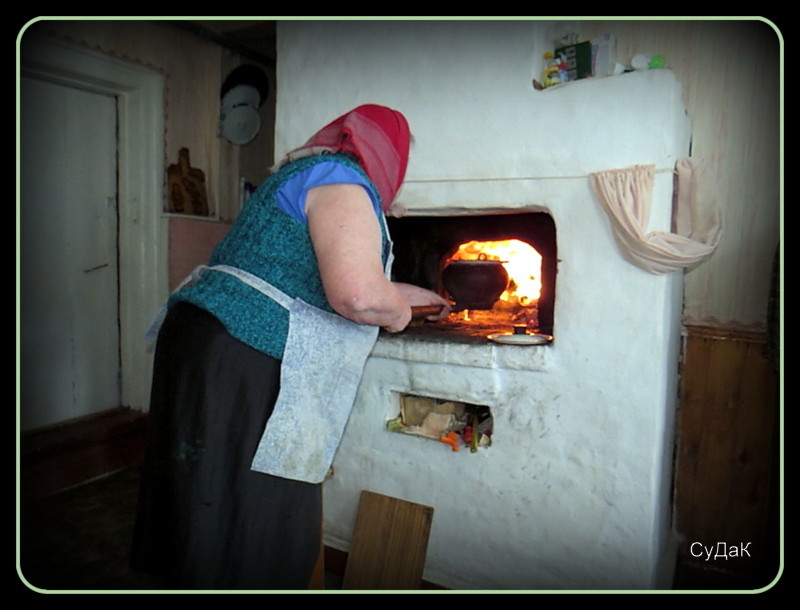 Худая женщина стояла у печи. Старая русская печь. Бабушка печет. Бабушка у печки. Старуха на печи.