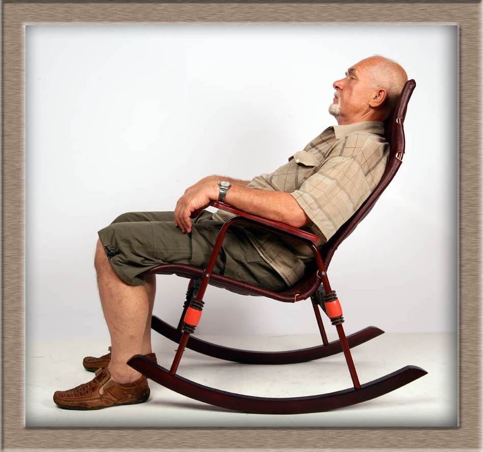 Сидеть вредно мужчинам. Кресло для пожилых людей. Человек в креслокачалке. Мужчина в кресле качалке. Дед в кресле качалке.